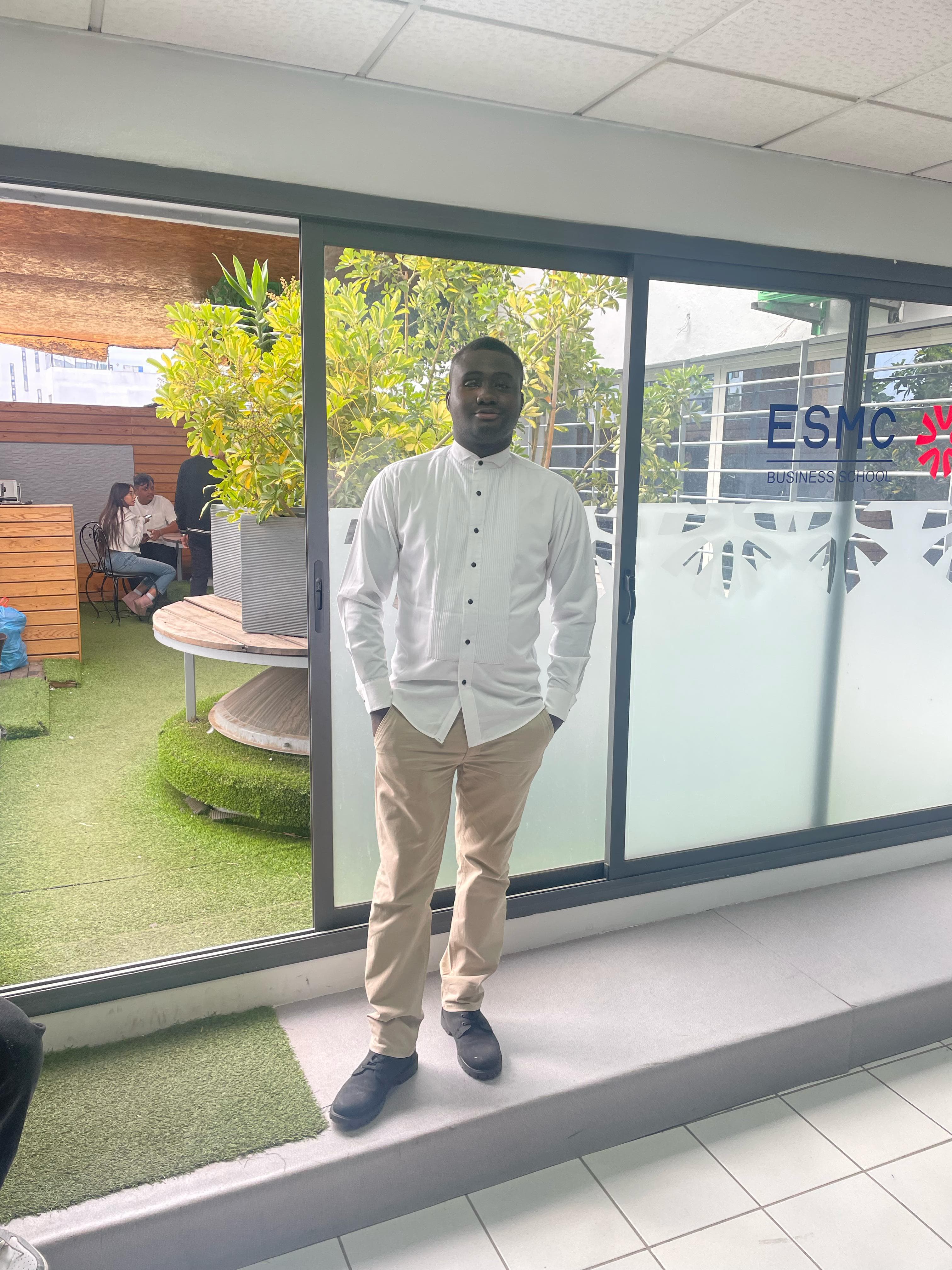 Portrait de Pooda Samuel, étudiant en digital, finance et transformation numérique